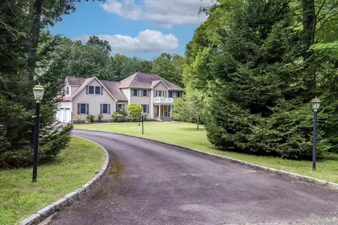 3 Saugatuck Ridge Rd, Danbury, CT 06810