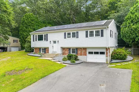 41 Cottonwood Ln, Uncasville, CT 06382