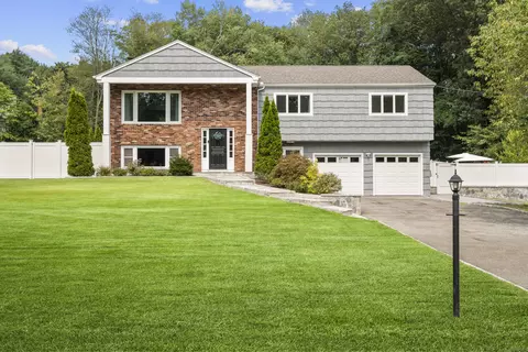 16 Camelot Dr, Trumbull, CT 06611