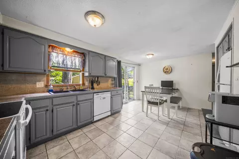 10 Hathaway St, Windsor Locks, CT 06096