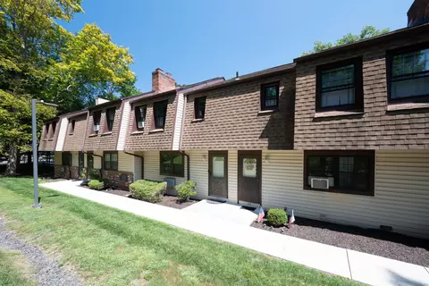 116 Homestead Ln #116, Brookfield, CT 06804