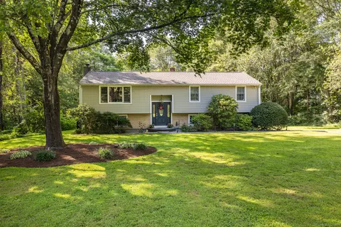 9 Skidmore Ln, Sandy Hook, CT 06482