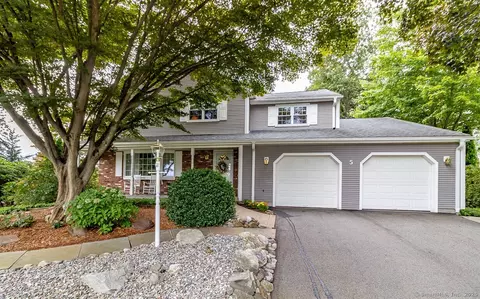 5 Coachmen Ln, Newington, CT 06111