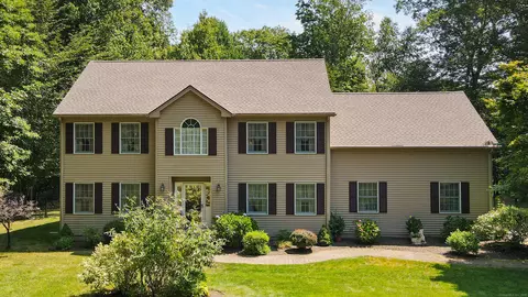 7 Oakwood Ln, Hamden, CT 06518
