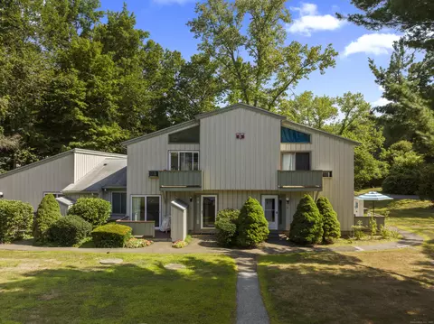 34 Wauwinet Ct #34, Guilford, CT 06437