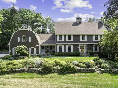 115 Davenport Farm Ln W, Stamford, CT 06903