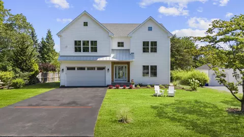 72 Lloyd Dr, Fairfield, CT 06825