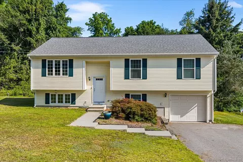 30 Park Ave, Uncasville, CT 06382
