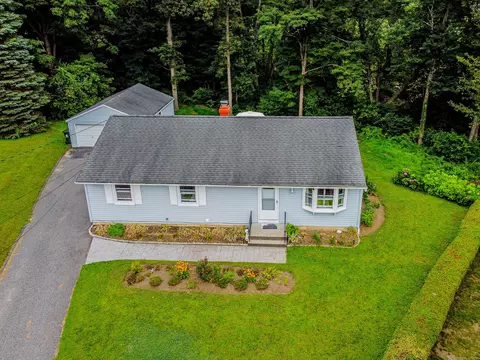 40 Grove Pl, Danbury, CT 06810