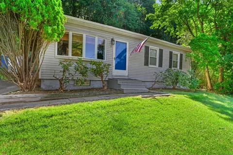 12 Waterhorse Brook Dr, Bethel, CT 06801