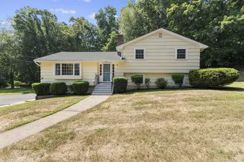 15 Oakgate Dr, Branford, CT 06405
