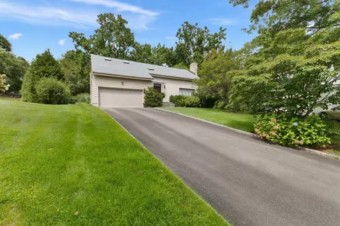 86 Coachlamp Ln, Stamford, CT 06902