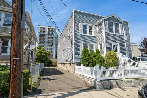 52 Manor St, Stamford, CT 06902