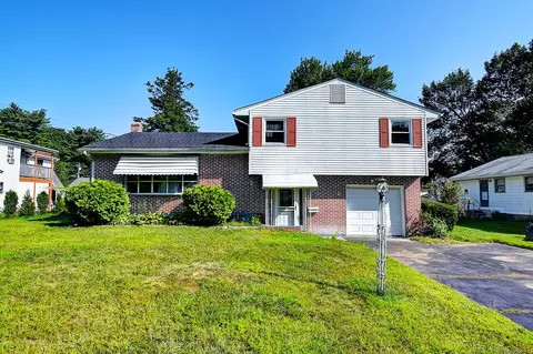 6 W Maxwell Dr, West Hartford, CT 06107
