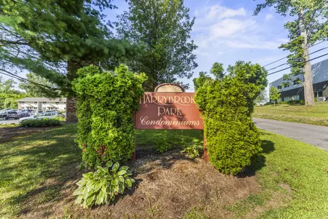 24 Harry Brook Vlg #24, New Milford, CT 06776