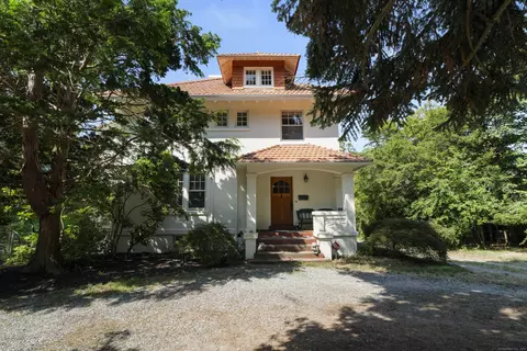 845 Ocean Ave, New London, CT 06320