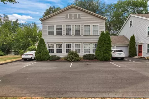 27 Kendall Green Dr #27, Milford, CT 06461