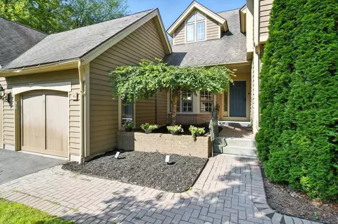 49 Brettonwood Dr #49, Simsbury, CT 06070