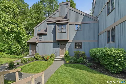 102 Heatherwood Dr #102, Brookfield, CT 06804
