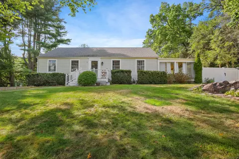 9 Deerwood Ct, Norwalk, CT 06851