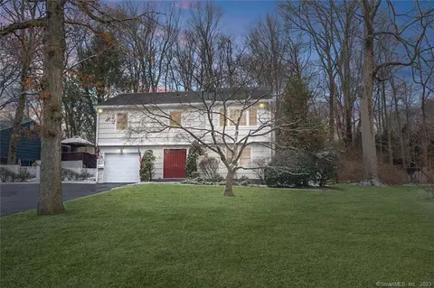 28 Powder Horn Rd, Norwalk, CT 06850