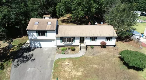 33 Manor Dr, Trumbull, CT 06611