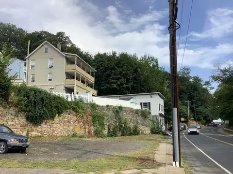 105 Camptown Ave, Derby, CT 06418