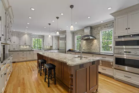 73 Devonshire Ln, Madison, CT 06443