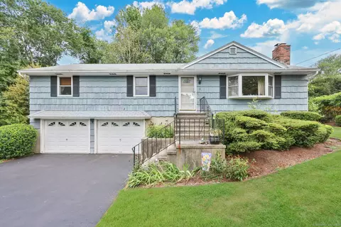 16 Rebecca St, Trumbull, CT 06611