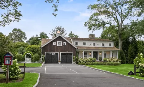 174 Sunnieholme Dr, Fairfield, CT 06824