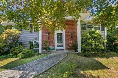 17 Woodchuck Ln, Norwalk, CT 06854