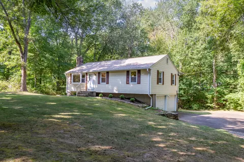 74 W Lake Ave, Guilford, CT 06437