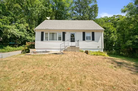 4 Ledgewood Dr, Gales Ferry, CT 06335