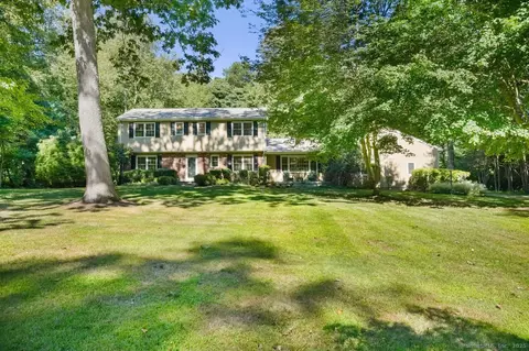 545 Surrey Ln, Fairfield, CT 06824