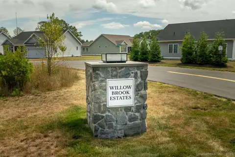 25 Willow Brook Dr #25, Plainville, CT 06062
