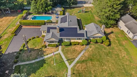 81 Plymouth Ave, Trumbull, CT 06611