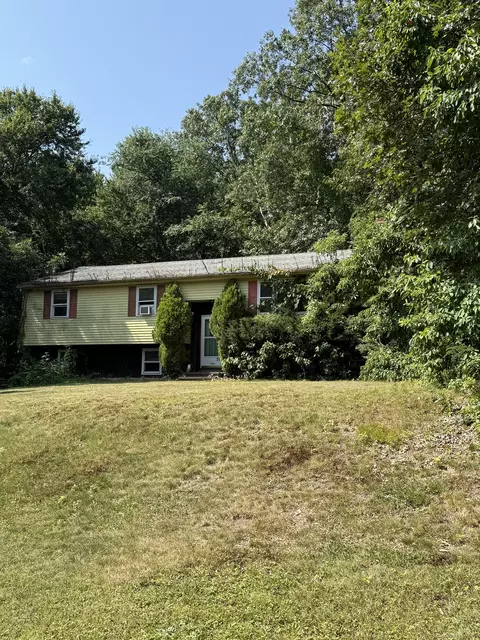31 Country Ln, East Hampton, CT 06424