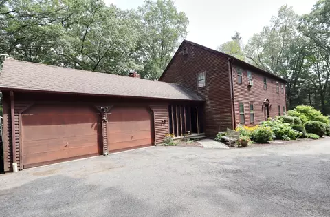 9 Country Squire Ln, Sandy Hook, CT 06482