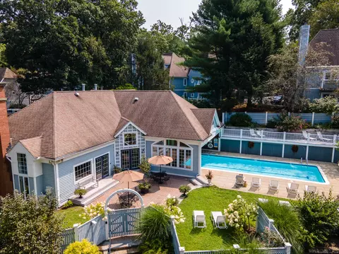1111 Old Pond Ln #1111, Norwich, CT 06360