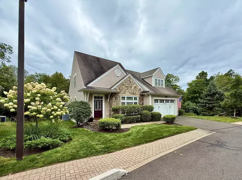 18 Fieldstone Ln #18, Beacon Falls, CT 06403