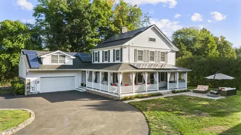 12 Wellesley Dr, Branford, CT 06405