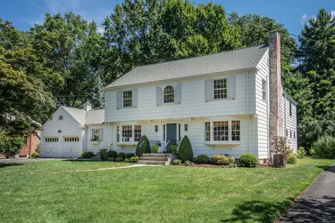 104 Foxcroft Rd, West Hartford, CT 06119