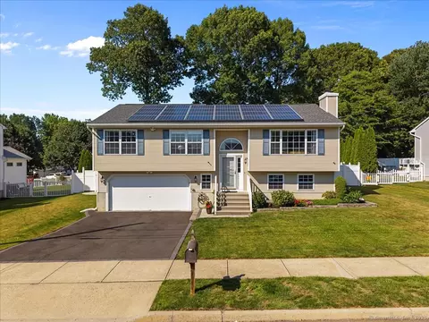 13 Chin Clift Trl, West Haven, CT 06516