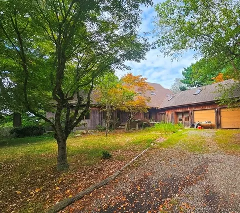 138 Merrimac Dr, Trumbull, CT 06611
