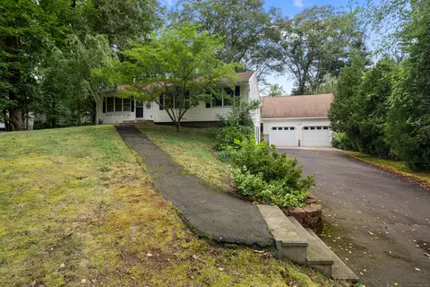 99 De Fashion St, Plantsville, CT 06479