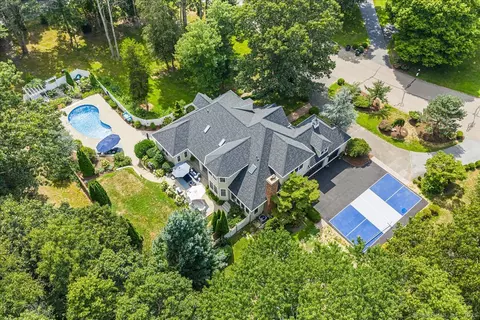 4 Laconia Dr, Clinton, CT 06413