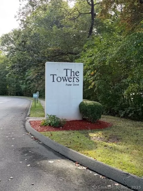 20 Putter Dr #302S, Wallingford, CT 06492