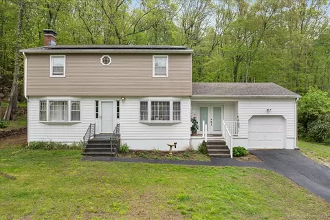 21 Lincoln Dr, Gales Ferry, CT 06335