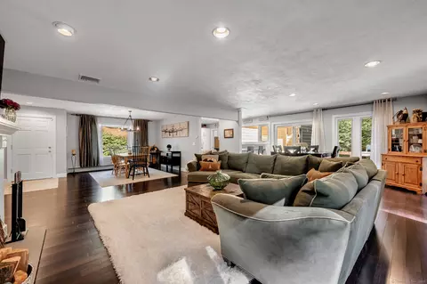 13 Country Squire Ln, Sandy Hook, CT 06482