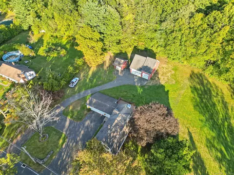 880 Newgate Rd, Suffield, CT 06093